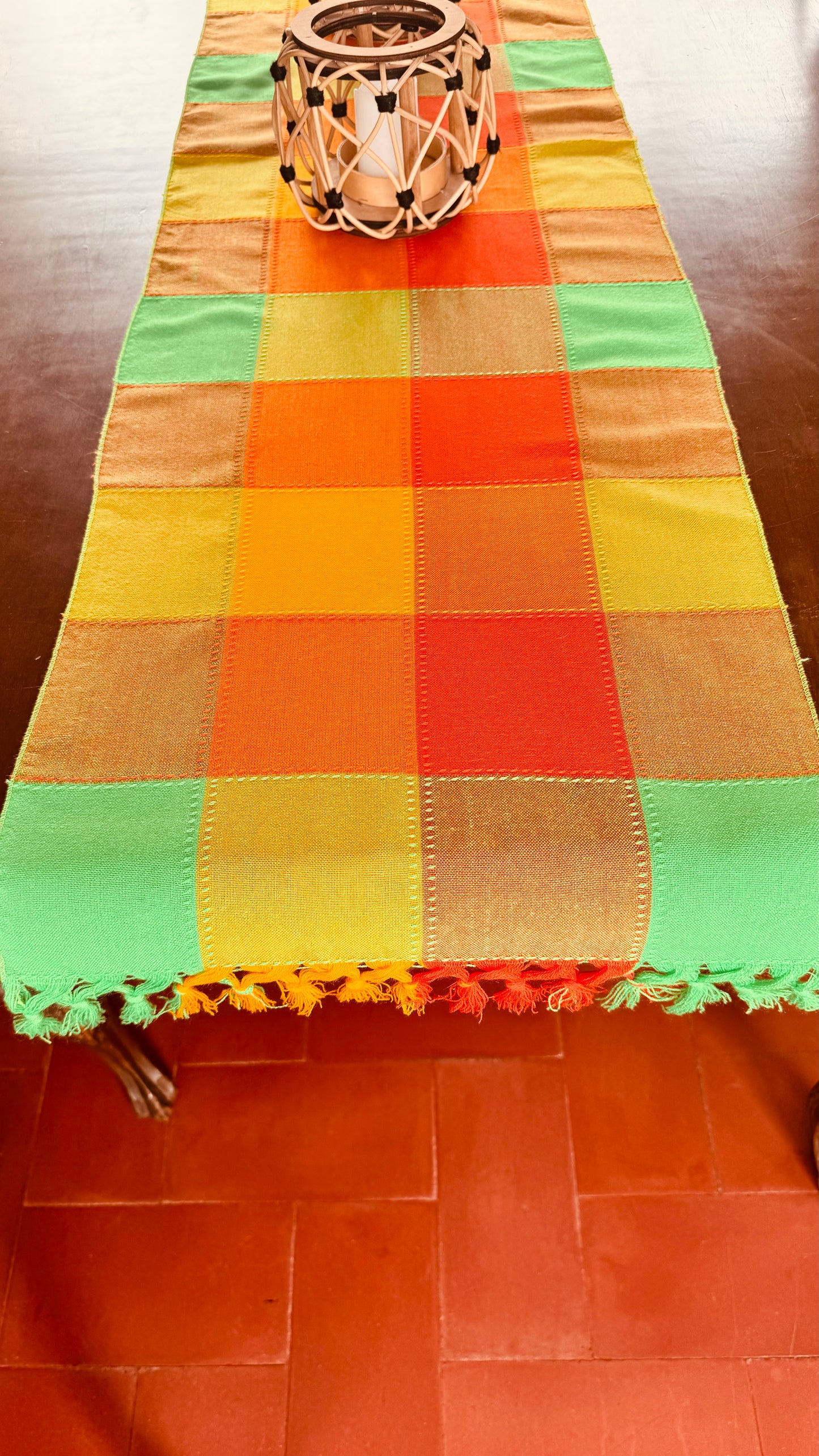 Camino de mesa en Acrilan, no se destiñe y a planchado rápido, medida 1.80 x 40 cm