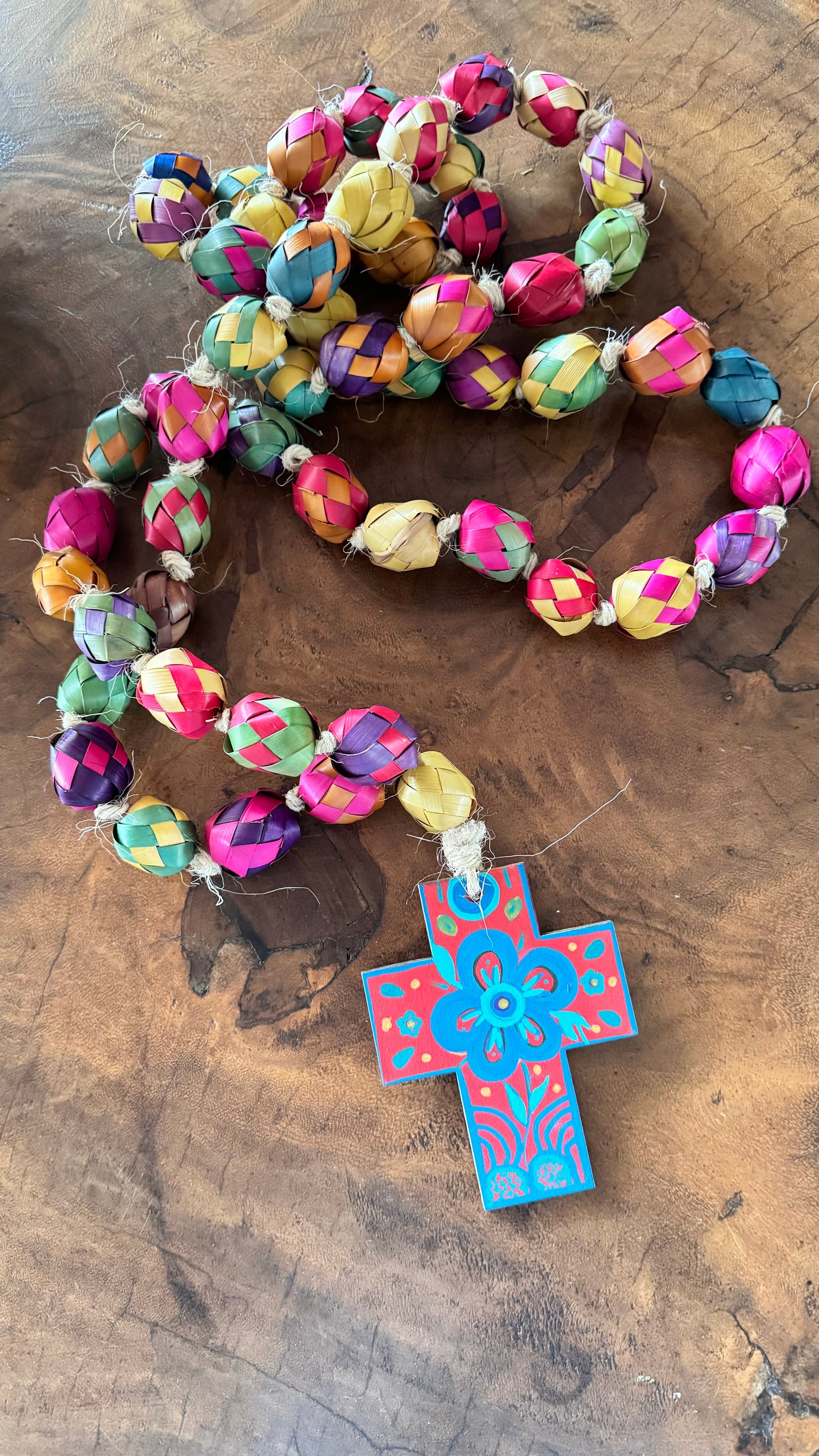 Rosario en hoja de mazorca , tejido y teñido a mano, medida de largo 1, 40