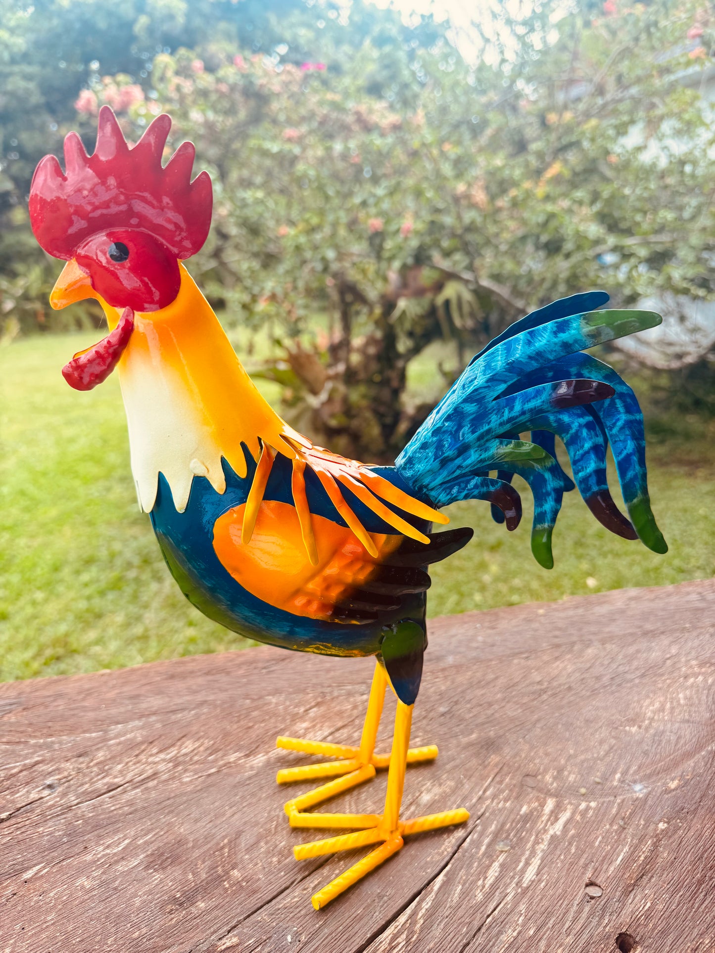 Gallo en metal