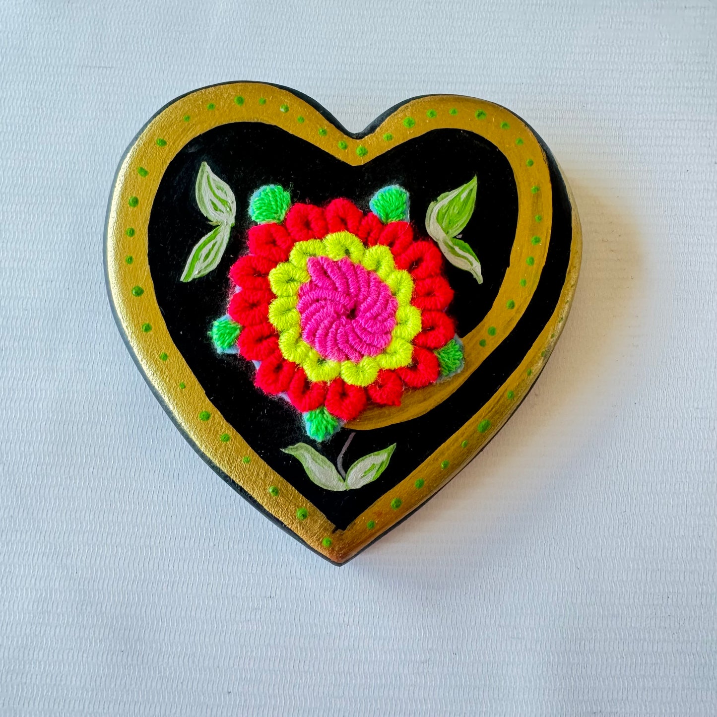 Corazon madera con aplique de bordado