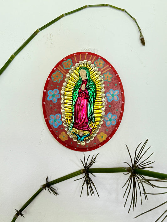 Virgen Guadalupe con retablo en madera imagen metal