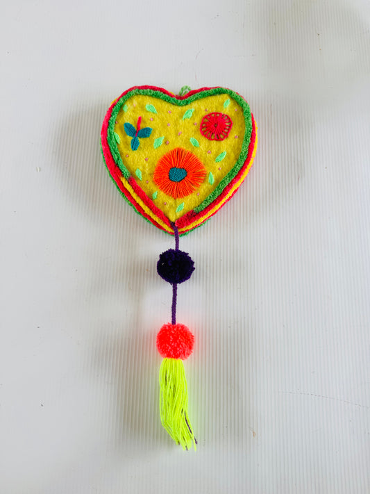 Corazón decoración con borlas