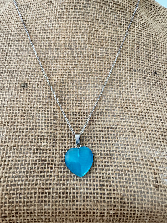 Corazón en acrílico con cadena azul